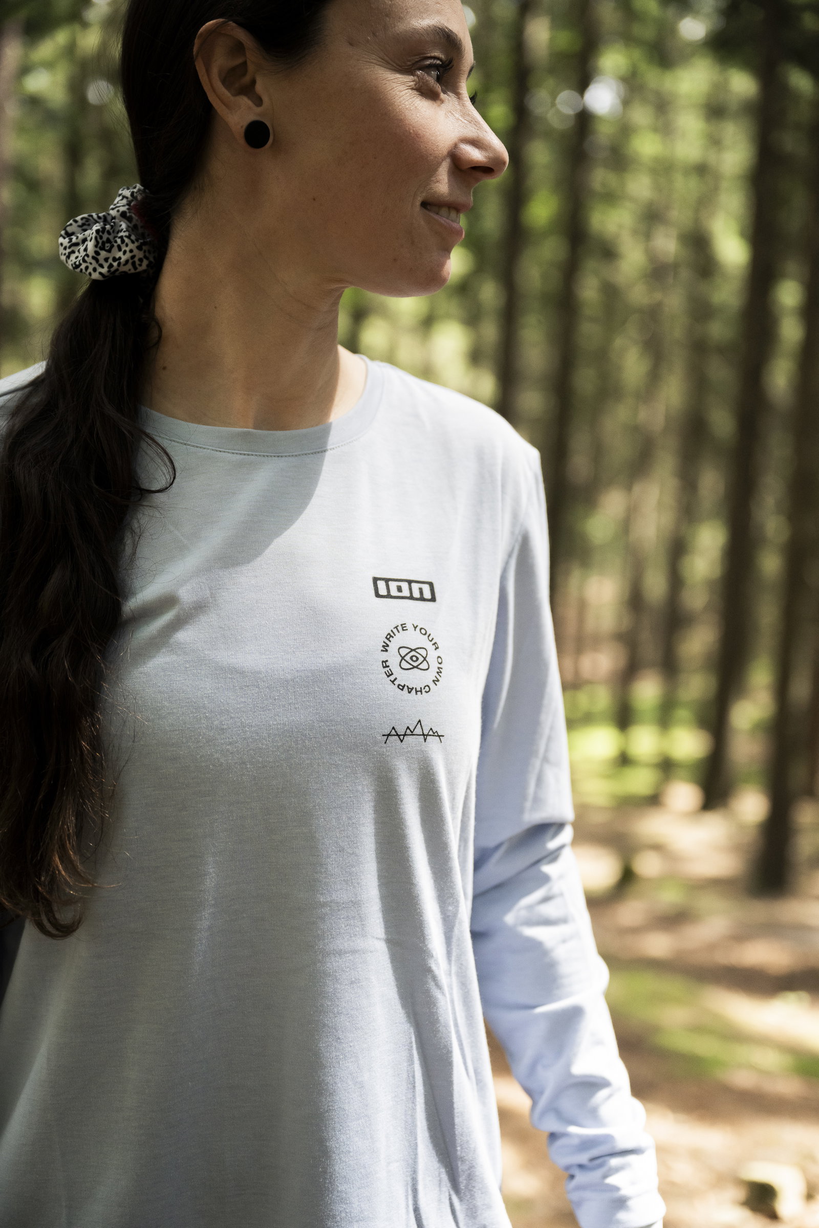 Maillot de cyclisme manches longues ION Ionic femme en bleu clair en forêt