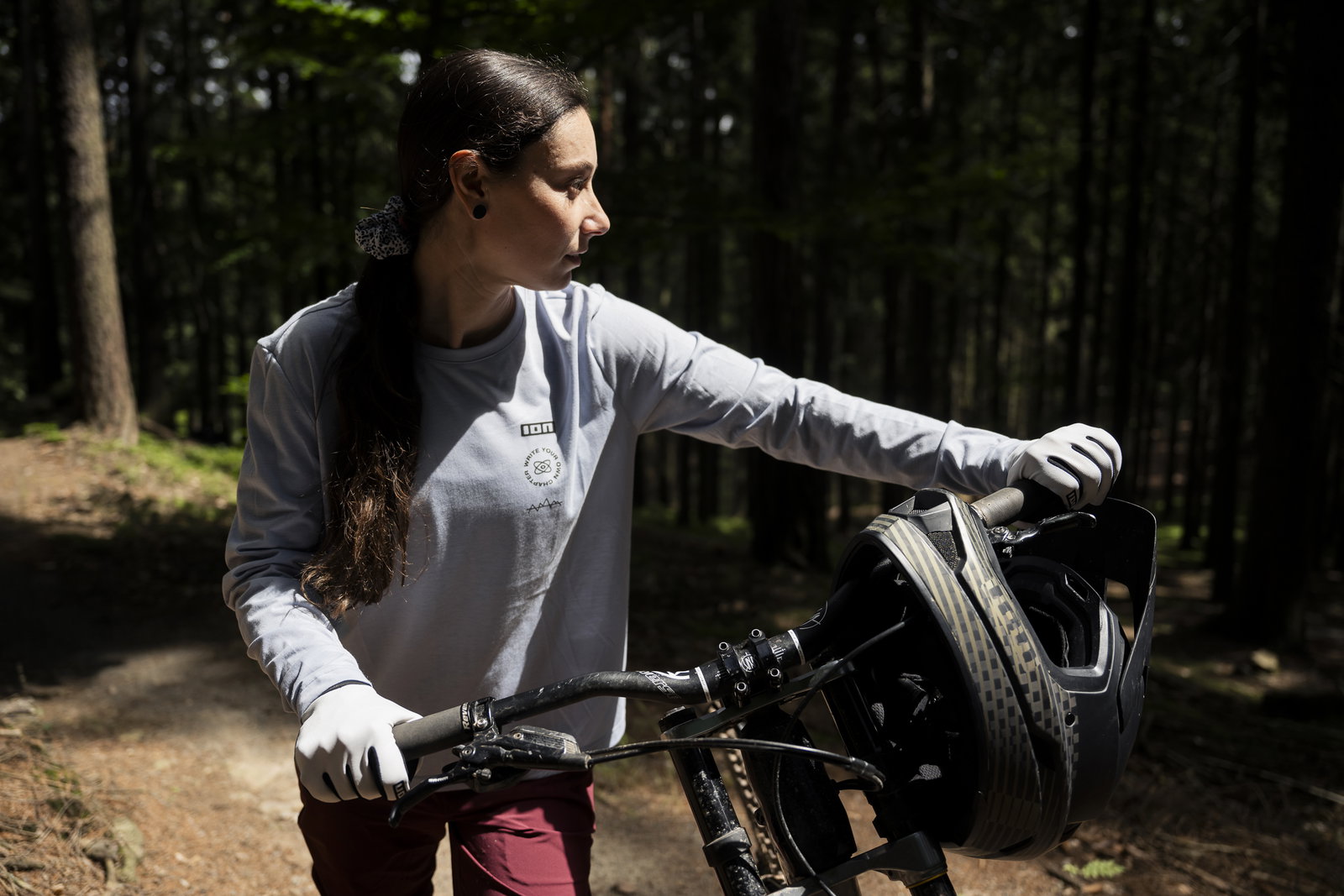 Maillot cyclisme manches longues femme ION Ionic en gris clair lors d'une sortie VTT en forêt