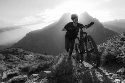 ION Ionic SS DR women's cycling jersey in black during mountain biking on an alpine trail