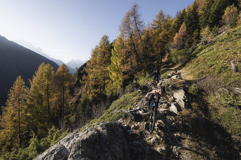 ION Bike Ionic SS DR women's cycling jersey during mountain biking on an alpine trail in autumn
