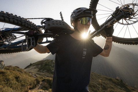 ION Ionic women's short sleeve cycling jersey in near-black during mountain biking in the Alps