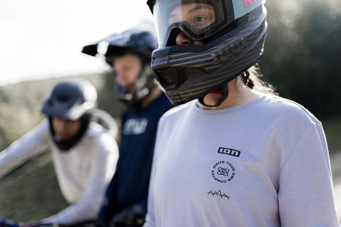 ION Ionic short-sleeve women's cycling jersey in off-white during mountain biking