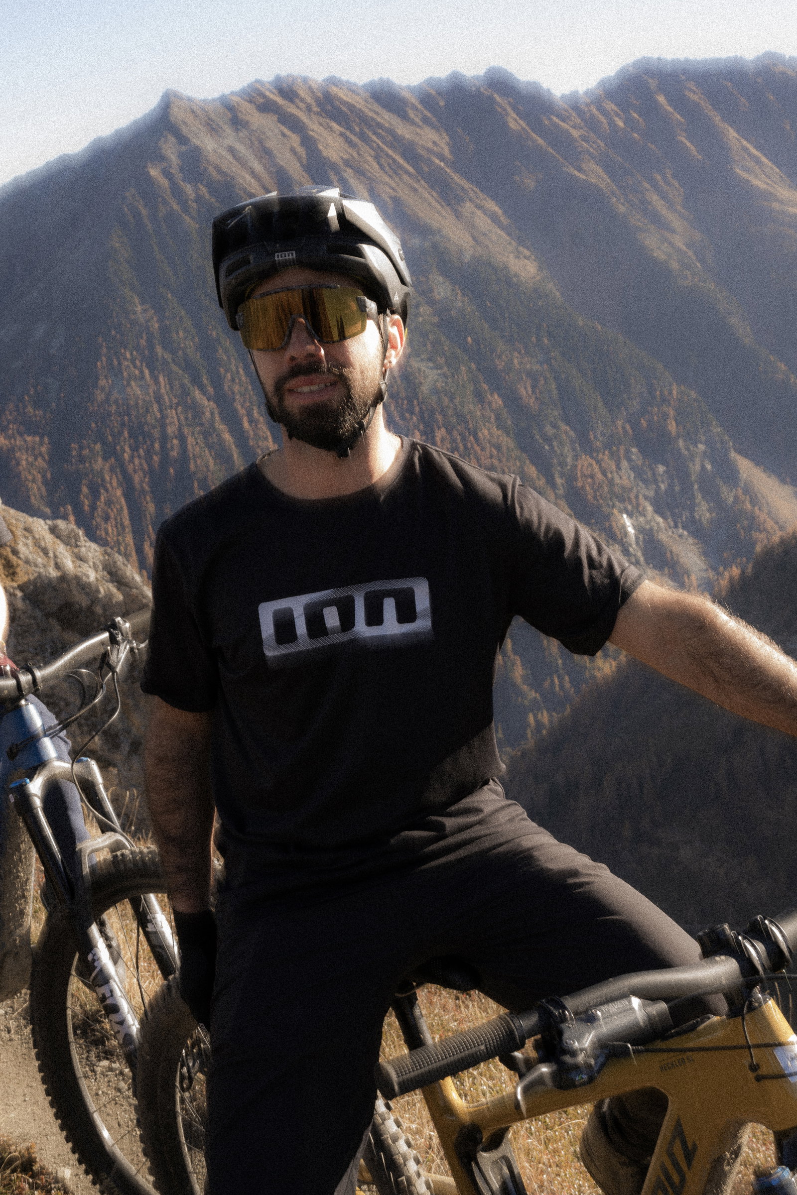 Maglia ciclismo ION Ionic a maniche corte in nero durante mountain bike sulle Alpi