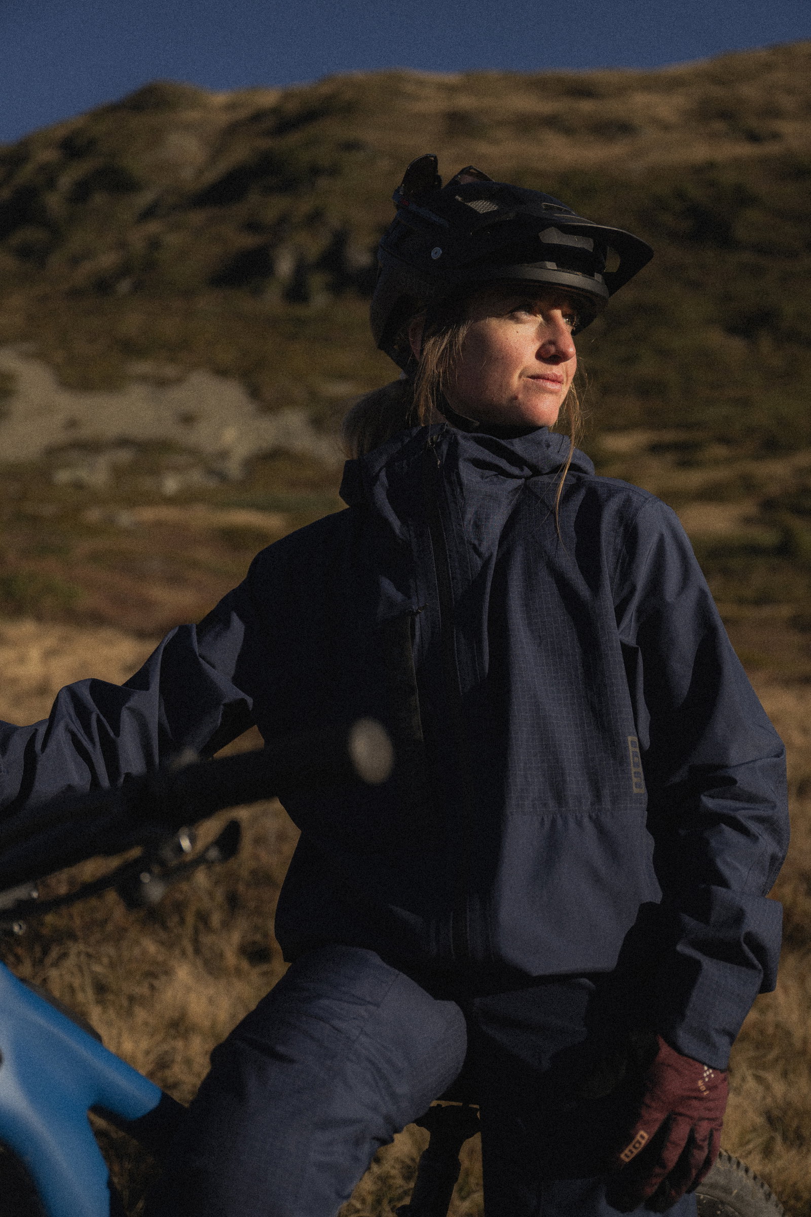 Pantalon vélo ION Shelter 2L Softshell femme en bleu marine nuit lors d'une sortie VTT en montagne