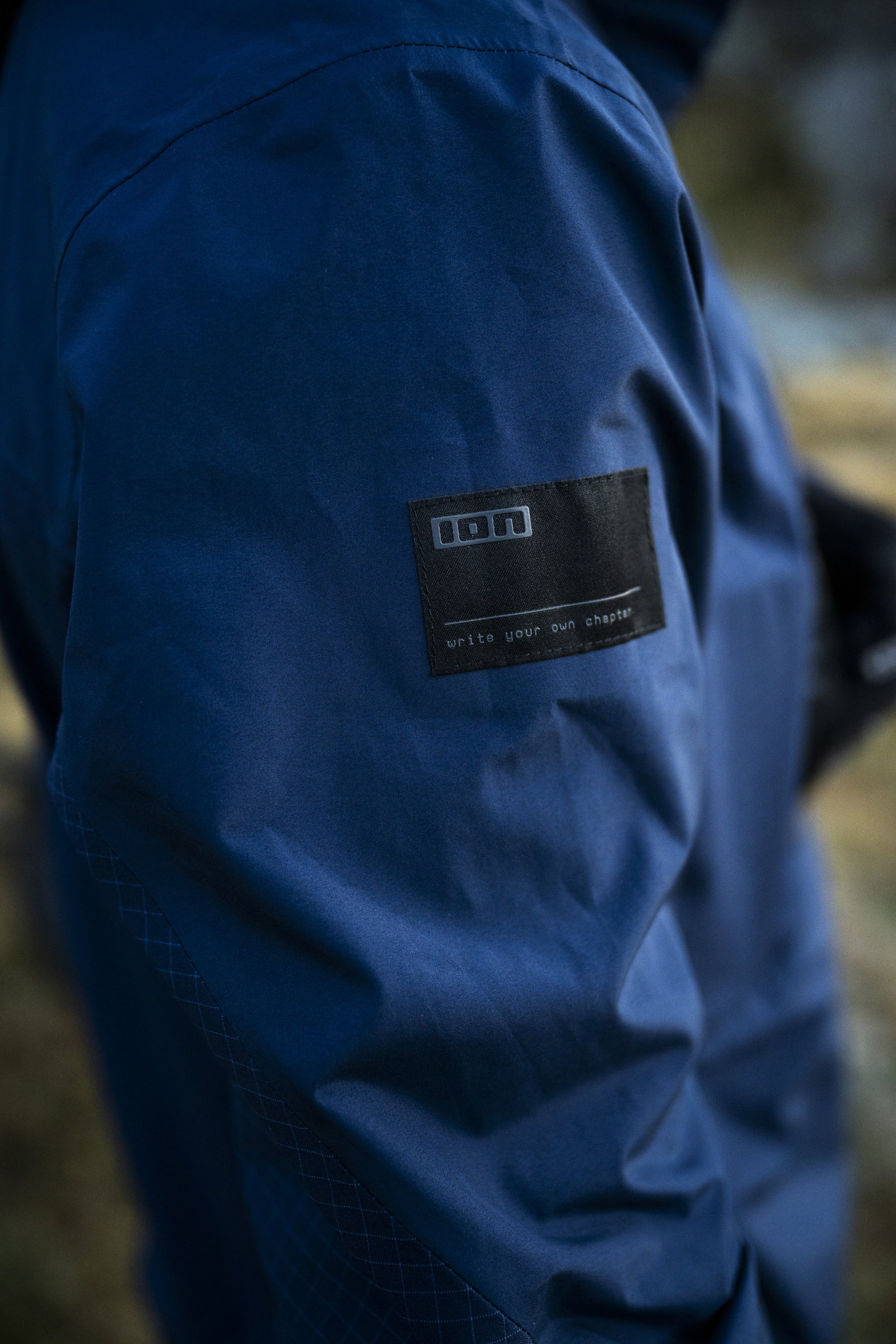 ION Bike Shelter 3L cycling jacket in navy blue – sleeve detail with ripstop reinforcement for enduro