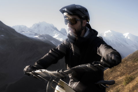 Giacca ciclismo ION Bike Shelter 3L in nero durante il mountain bike nelle Alpi