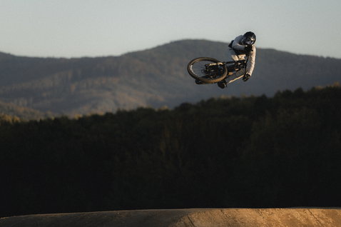 ION Bike ARCON HD Pro chest protector during freeride mountain biking at a mountain bike park