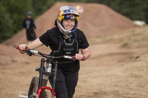 ION ARCON HD Pro chest protector in black during mountain biking at the bike park