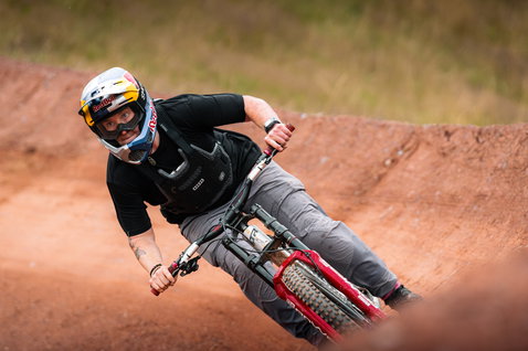 ION ARCON HD Pro chest protector during mountain bike freeride on a dirt track