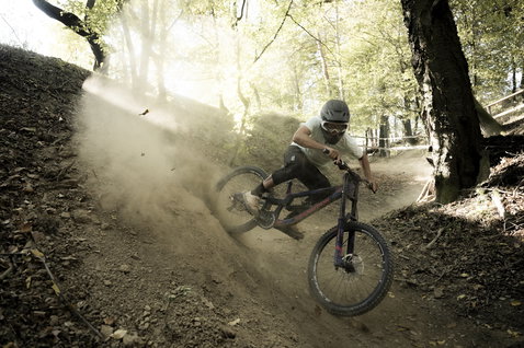 Genouillère ION Bike ARCON LT lors d'une sortie VTT sur sentier forestier poussiéreux
