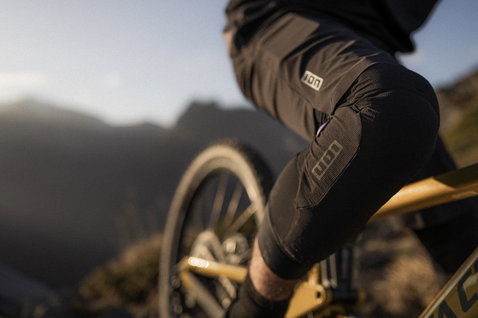 Genouillère ION Bike ARCON LT en noir pendant le vélo de montagne en montagne