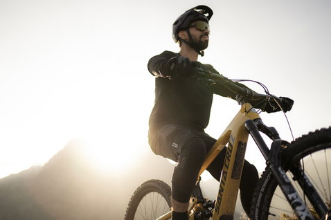 Genouillères ION Bike ARCON LT lors d'une sortie VTT sur sentier de montagne en contre-jour