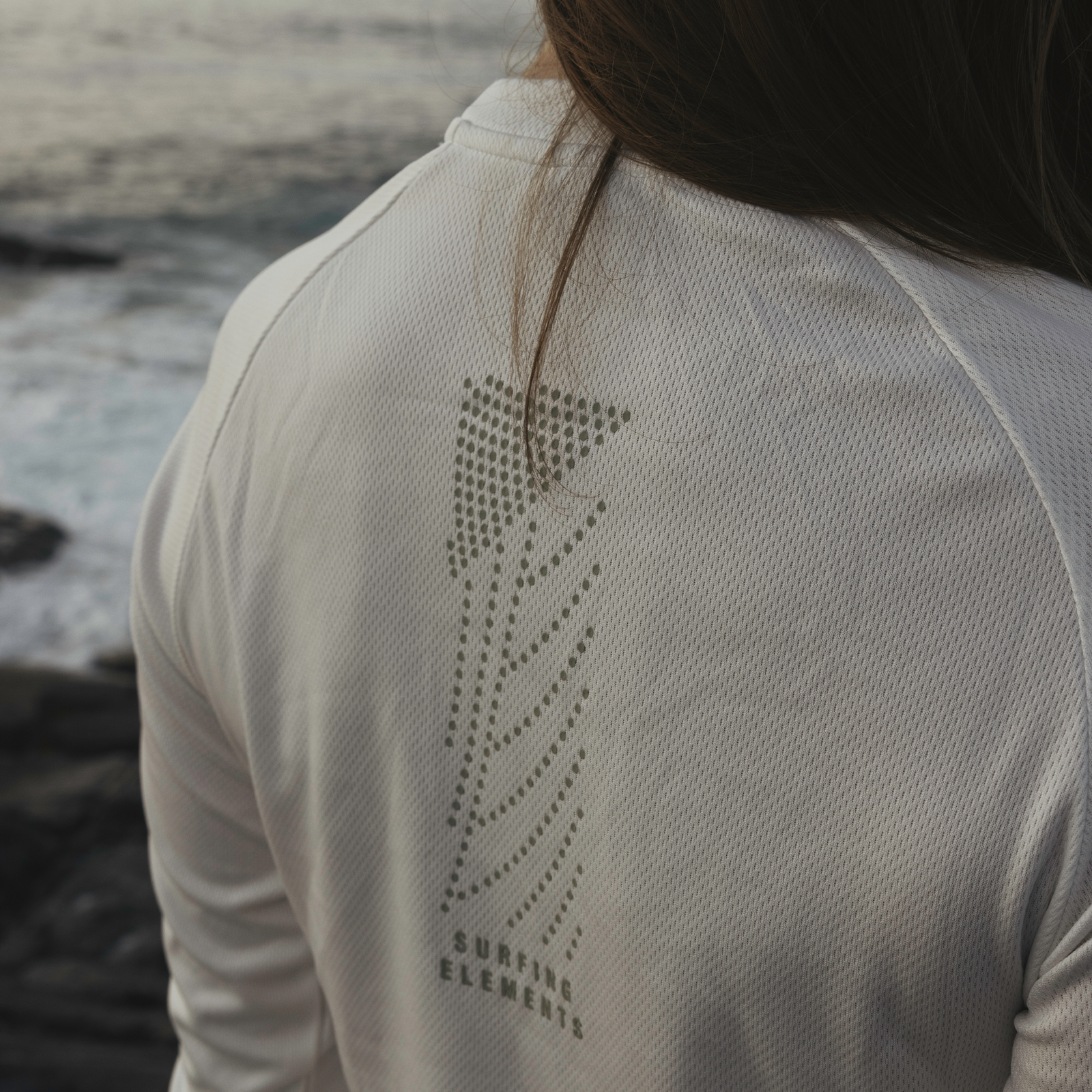 ION Water Wetshirt LS donna manica lunga in bianco sporco con stampa sul retro sulla costa