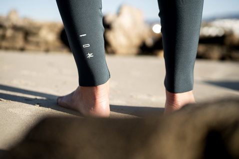 ION Element 5/4 mm Front-Zip Neoprenanzug Damen in dunkelgrau – Beindetail am Strand