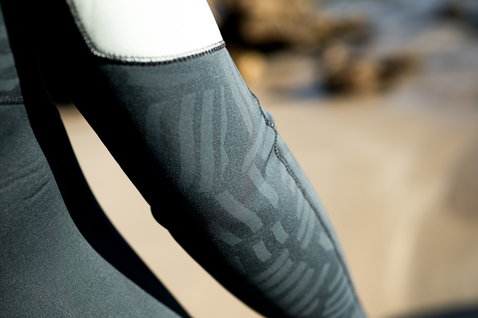 ION Element 5/4 mm Front-Zip Neoprenanzug Damen in schwarz, Ärmeldetail