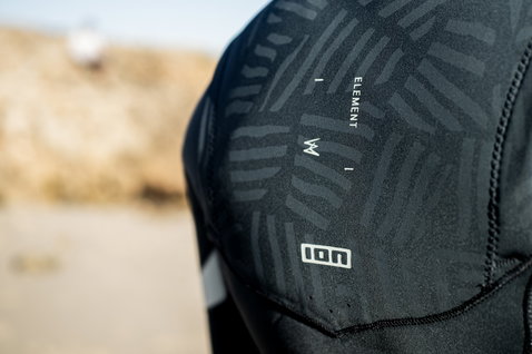 ION Element 4/3mm Frontzip Neoprenanzug Damen in schwarz – Brustdetail mit Logo