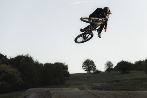 ION GRDXKN Scrub Select MTB Hose in schwarz beim Mountainbiken im Bikepark