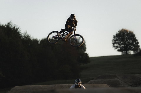 ION GRDXKN® Scrub Select MTB-Hose beim Mountainbiken an einem Dirt-Jump-Kurs
