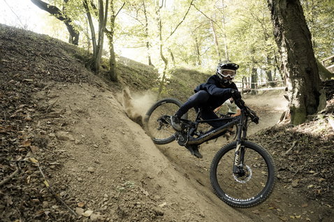ION GRDXKN® Scrub Select MTB-Hose in dunkeloliv beim Downhill-Mountainbiken im Wald