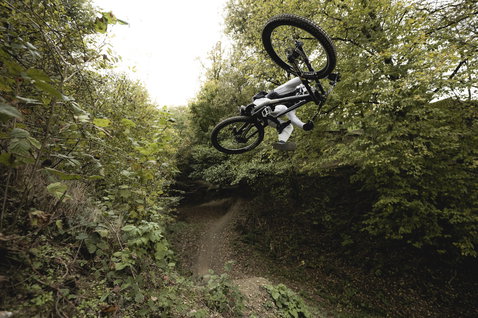 ION Scrub Amp BAT Fahrradhose für Herren in dunkel oliv beim Freeride auf dem Mountainbike-Trail