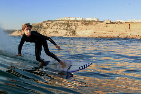 ION Capture Amp 5/4mm front-zip junior fullsuit during wave riding at the coast