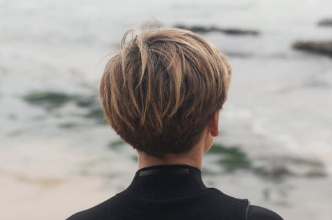 ION Capture Amp 4/3mm front-zip junior fullsuit in black during surfing at the beach