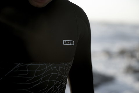 ION Seek Core fato de mergulho 4/3mm zip traseiro durante o kitesurf na costa em preto