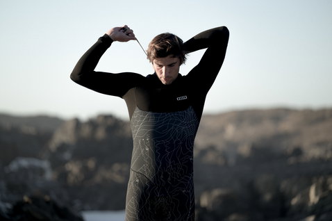 ION Seek Core fato de neoprene 4/3mm fecho dorsal durante calçamento em rochas costeiras em preto e verde-oliva escuro