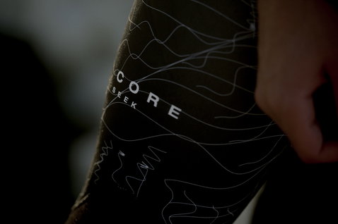 Fato de neoprene ION Seek Core 4/3mm back-zip fullsuit em preto – vista de detalhe com gráfico
