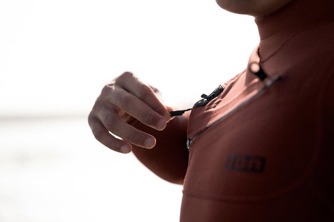 Fato de mergulho ION Seek Core 3/2mm zip frontal em terracota, detalhe do fecho