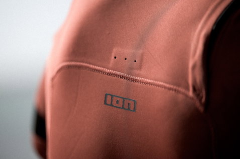 Fato de neoprene ION Seek Core 3/2mm zip frontal em terracota – detalhe do fecho