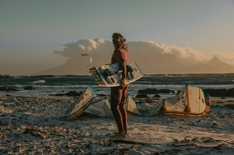 Fato de neopreno ION Seek Core 3/2mm com fecho frontal durante kitesurf na praia ao pôr do sol
