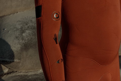 Fato de neoprene ION Seek Core 3/2mm zip frontal em laranja queimado – detalhe manga
