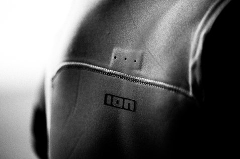 Fato de neopreno ION Seek Core 5/4 mm zip frontal em preto detalhe fecho
