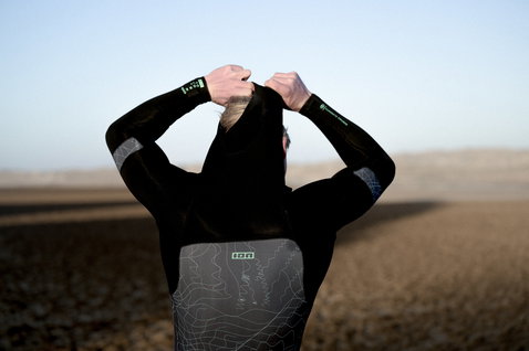 ION Seek Core 3/2mm Front-Zip Shorty Neoprenanzug in schwarz mit grauem Rückenpanel, Lifestyle-Aufnahme