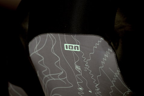 ION Seek Core 3/2mm Frontzip Shorty LS in schwarz und dunkelgrau – Detailansicht Brustpanel