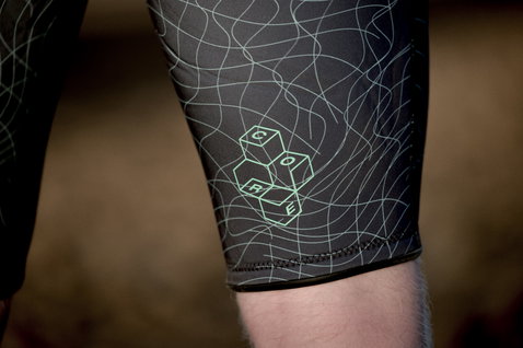 ION Seek Core 3/2mm Frontzip Shorty Neoprenanzug in schwarz mit mintgrünem Logo, Detailansicht Beinpanel
