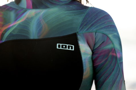 Muta integrale ION Amaze Core 5/4mm con zip posteriore in nero con stampa iridescente, dettaglio