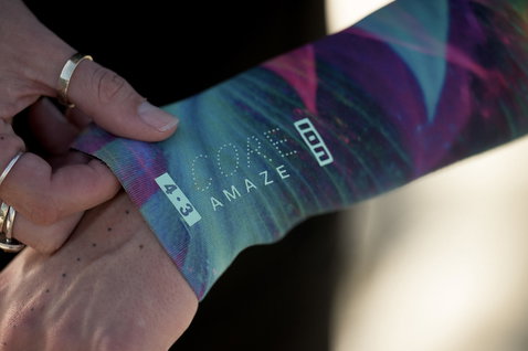 ION Amaze Core muta 5/4mm zip posteriore dettaglio polsino in nero con stampa multicolore