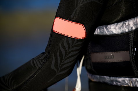 ION Amaze Core 4/3 mm Backzip Fullsuit in schwarz mit koralle, Detailansicht Ärmel