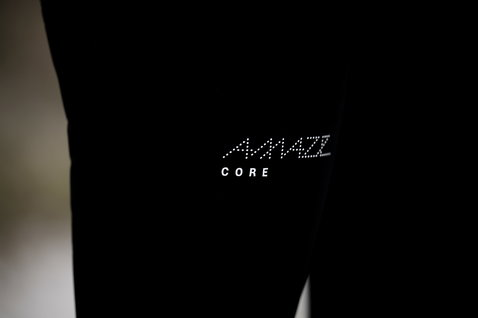 ION Amaze Core 3/2mm front-zip fullsuit in black – chest logo detail