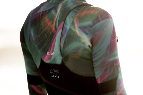 ION Amaze Core 3/2mm front-zip fullsuit in black with iridescent print, back detail