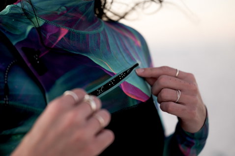 ION Amaze Core 3/2mm front-zip fullsuit in black with iridescent print, zipper detail view