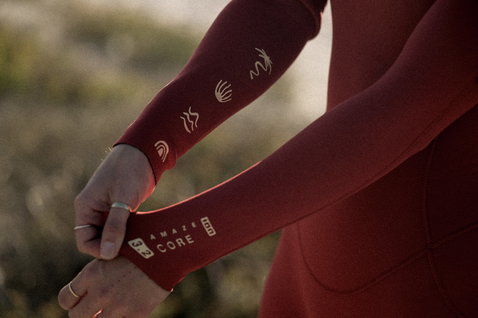 ION Amaze Core 3/2mm front-zip fullsuit in deep red – sleeve cuff detail
