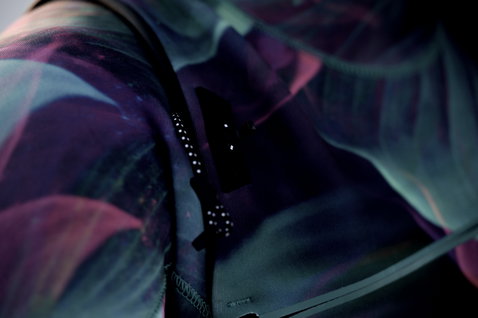 ION Amaze Core 5/4mm Frontzip Neoprenanzug in schwarz mit abstraktem Print – Reißverschluss-Detail