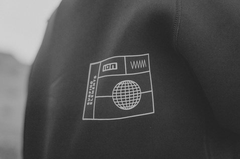 ION Neo Hoody Lite homme hoody néoprène en noir – détail graphique poitrine Surfing Elements