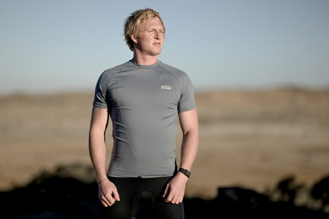 ION short-sleeve rashguard men in slate grey worn at a coastal desert location