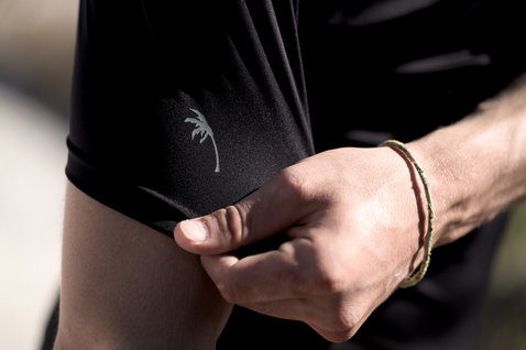 ION Rashguard SS men short sleeve rash guard in black, sleeve detail with palm tree graphic