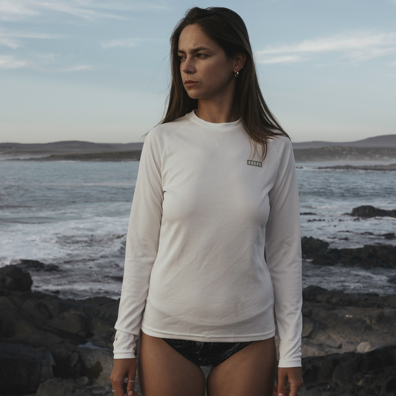 ION Wetshirt manica lunga top protezione solare donna in bianco sulla costa