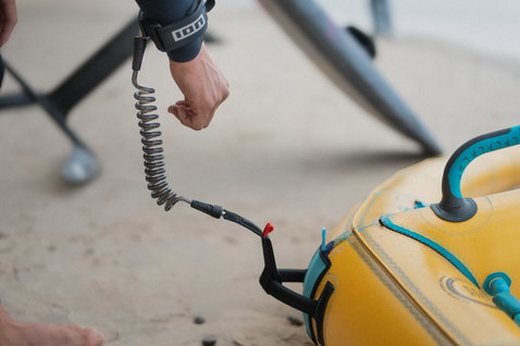 ION Wing Leash Core Coiled leash da polso durante il wing foiling in spiaggia